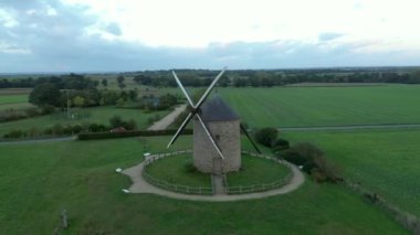 Tarlanın ortasındaki yel değirmeni. Fransa