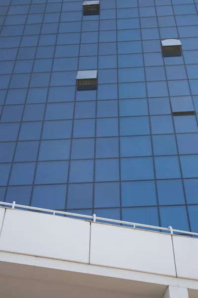Arranha-céu azul de vidro — Fotografia de Stock