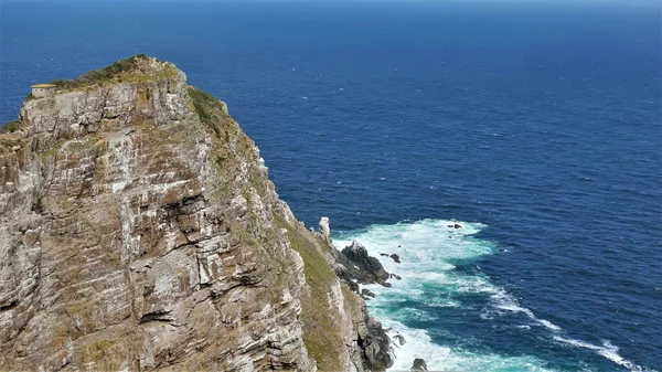 Encostas Rochosas Cape Point Contra Oceano Atlântico Azul Uma Pequena — Fotografia de Stock