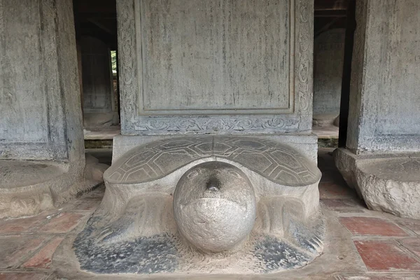閉じる文学の古代寺院で亀の形で石の石のアップ 装飾品で飾られています 11世紀 ユネスコの遺産 ベトナム — ストック写真