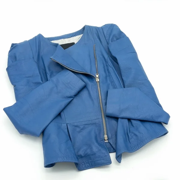 Yumuşak Mavi Deriden Yapılmış Sonbahar Kadın Ceketi Kıvırcık Pliseli Fermuarı — Stok fotoğraf