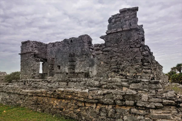 Ruínas Antiga Cidade Maia Tulum Edifício Pedra Ruínas Ergue Contra — Fotografia de Stock