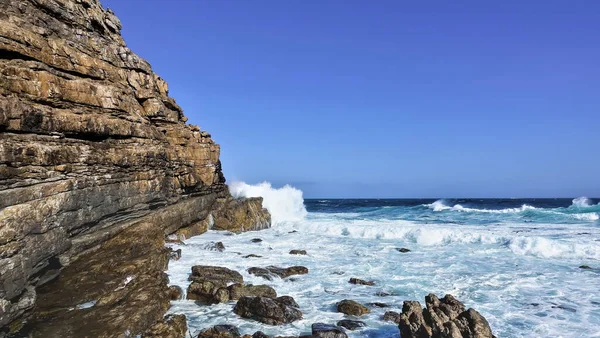 Fale Toczą Się Skalistym Brzegu Piana Pęka Kamieniach Turkusowy Ocean — Zdjęcie stockowe