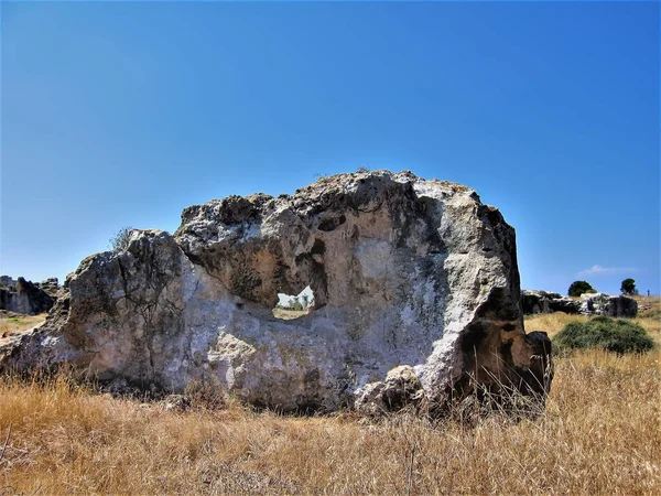 Żółtej Suszonej Trawie Tle Błękitnego Nieba Stoi Duży Malowniczy Kamień — Zdjęcie stockowe