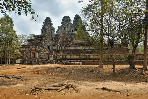Руины Древнего Храма Ангкор Против Неба Каменное Ступенчатое Здание Башнями — стоковое фото