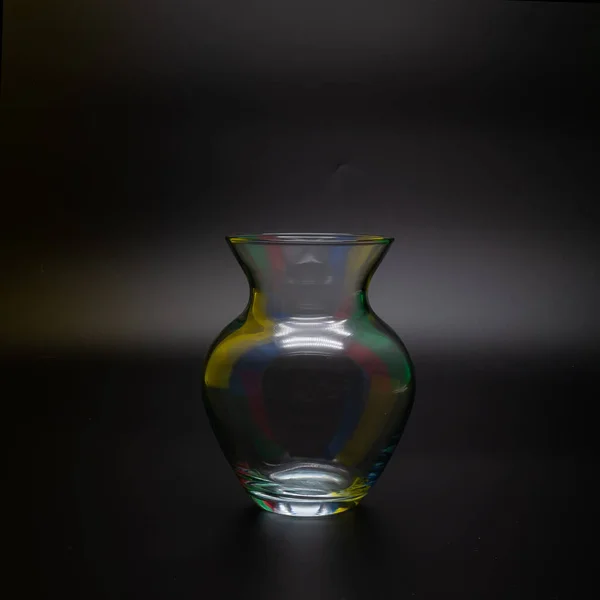Vaso Flor Encaracolado Transparente Vidro Linhas Curvas Pescoço Estreito Brilho — Fotografia de Stock