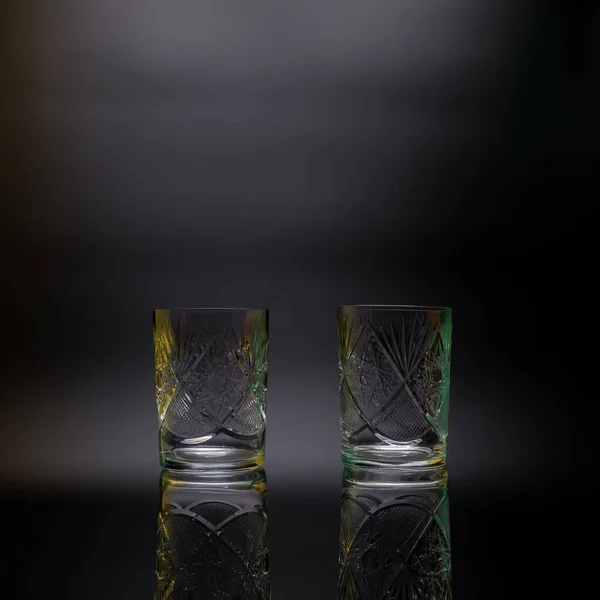 Dos Vasos Cristal Sobre Fondo Negro Decorado Con Tallas Adornos —  Fotos de Stock