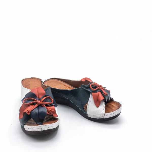 Kadınların Günlük Yaz Ayakkabıları Kalın Tabanlı Hakiki Deriden Yapılmış Katırlar — Stok fotoğraf