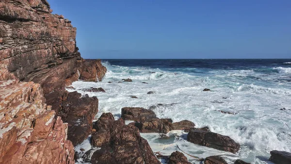 Ümit Burnu Nun Rocky Sahili Atlantik Okyanusu Nun Turkuaz Dalgaları — Stok fotoğraf