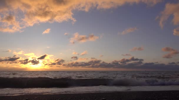 Sonnenuntergang Über Dem Meer Goldrosa Und Lila Wolken Hängen Blauen — Stockvideo