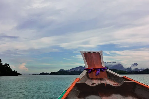 Тайский Яркий Длиннохвостый Катер Плавает Озеру Рябь Спокойной Воде Голубом — стоковое фото
