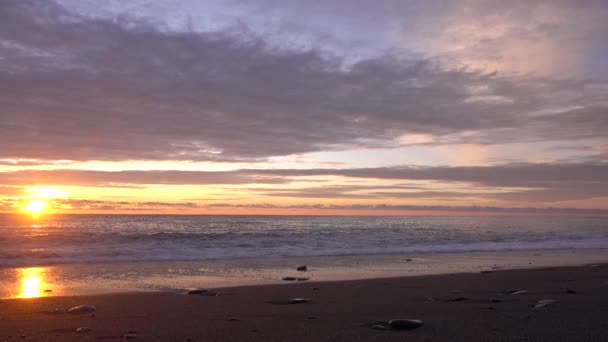Вечір Сонце Низьке Горизонті Небі Красиві Хмари Виділені Рожевим Помаранчевим — стокове відео