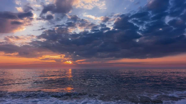 Sunset Sun Shines Blue Clouds Sky Backlit Gold Orange Sunny — Stock Photo, Image