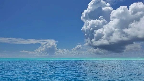 Océano Índico Con Agua Turquesa Aguamarina Cielo Azul Con Pintorescas —  Fotos de Stock