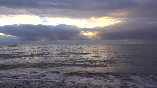 Неспокійний Захід Сонця Перед Дощем Над Морем Висять Темні Хмари — стокове відео