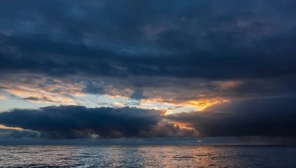 Dramático Cielo Nocturno Sobre Mar Espacio Entre Densas Nubes Tormenta — Foto de Stock