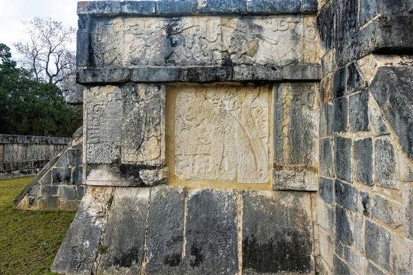 Eski Chichen Itza Şehrindeki Taş Ritüel Platformunun Bir Parçası Duvarlarda — Stok fotoğraf