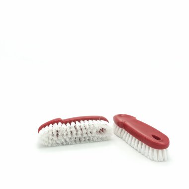 Evi temizlemek için iki fırça. Kırmızı plastik kıvırcık taban. Uzun beyaz tüyler. Beyaz arkaplan üzerinde izole edilmiş.