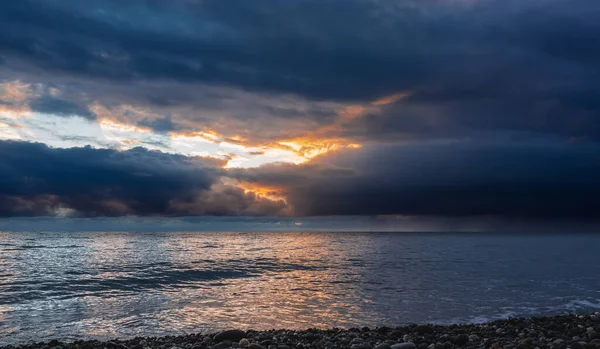 Alarmante Atardecer Tormentoso Sobre Mar Nubes Oscuras Densas Cubren Cielo — Foto de Stock