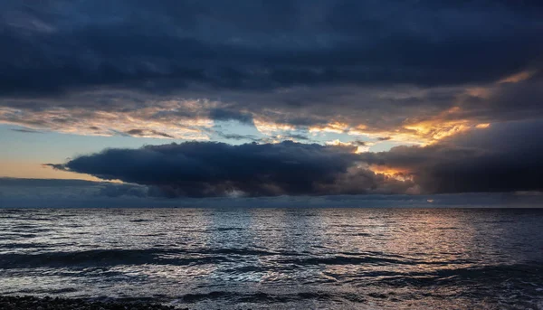 Nubes Sobre Mar Los Rayos Del Sol Poniente Abren Paso — Foto de Stock