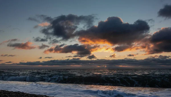 Tramonto Allarmante Sul Mare Sono Nuvole Scure Nel Cielo Blu — Foto Stock