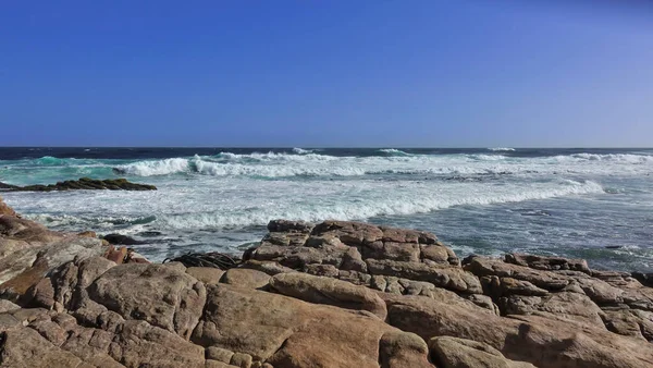 Atlantik Okyanusu Nun Turkuaz Dalgaları Kıyıda Beyaz Bir Köpük Bırakır — Stok fotoğraf