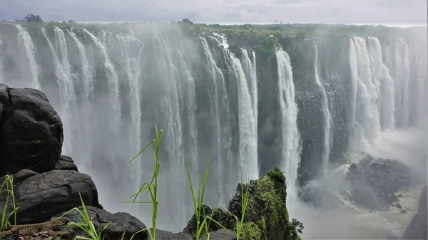 Mächtige Einzigartige Victoria Falls Rande Des Abgrunds Darunter Brodelt Das — Stockfoto