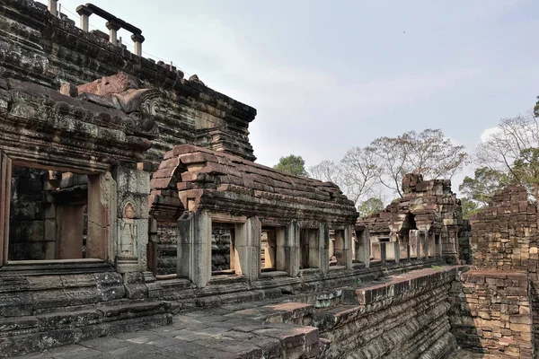 Starożytna Świątynia Baphuon Angkor Kamienne Tarasy Puste Otwory Okienne Zniszczone — Zdjęcie stockowe