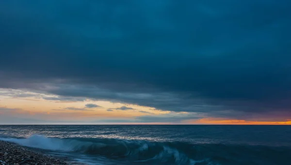 Abend Meer Blautönen Dichte Wolken Bedecken Fast Den Gesamten Himmel — Stockfoto
