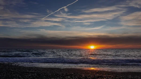 Tarde Crepúsculo Sol Poniente Brilla Sobre Mar Cielo Hay Nubes — Foto de Stock