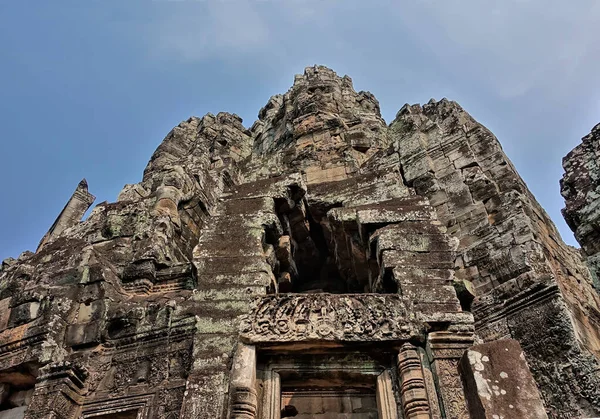 Fragment Věže Antického Chrámu Angkoru Proti Modré Obloze Kamenných Zdech — Stock fotografie