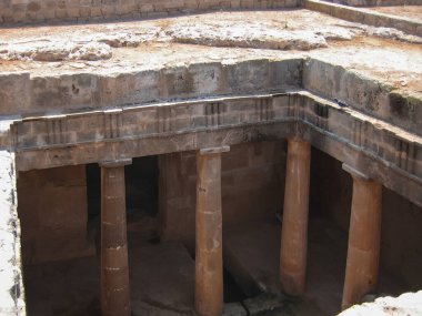 Eski yeraltı mezarlıkları. Taş sütunlar, galeri, kapı aralığı görünüyor. Kıbrıs. Kralların mezarları.