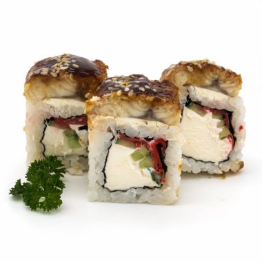 Yılanbalıklı üç rulo ejderha. Susam tohumları serpiştirilmiş. Dekorasyon kıvırcık bir maydanoz filizi. Yakın plan. Beyaz arkaplan üzerinde izole edilmiş.