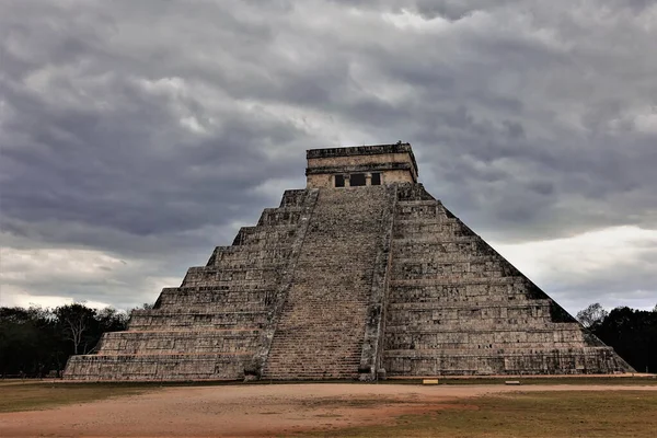 曇り空を背景にした空空観の有名なピラミッド 階段は古代の階段状の建物の上に 祭壇につながります ユネスコの遺産 千遍一座 メキシコ — ストック写真