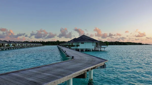 Рассвет Мальдивах Деревянная Дорожка Проходит Над Океаном Рядом Водными Виллами — стоковое фото