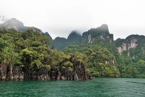 Озере Чоу Лан Идёт Дождь Острова Имеют Тропическую Растительность Вершины — стоковое фото