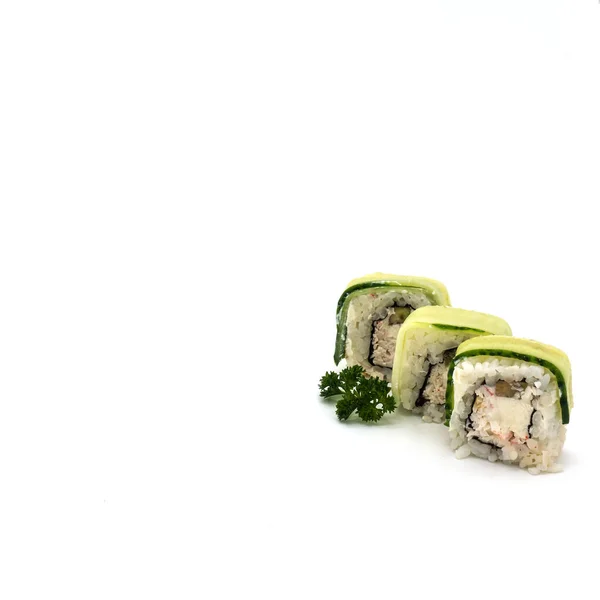 Rulo Salatalık Peynir Balık Kıvırcık Maydanozla Süslenmiş Beyaz Arka Planda — Stok fotoğraf