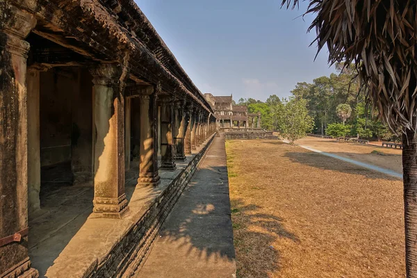 Древнем Городе Ангкор Каменный Дворец Можно Увидеть Галерею Колоннами Украшенными — стоковое фото