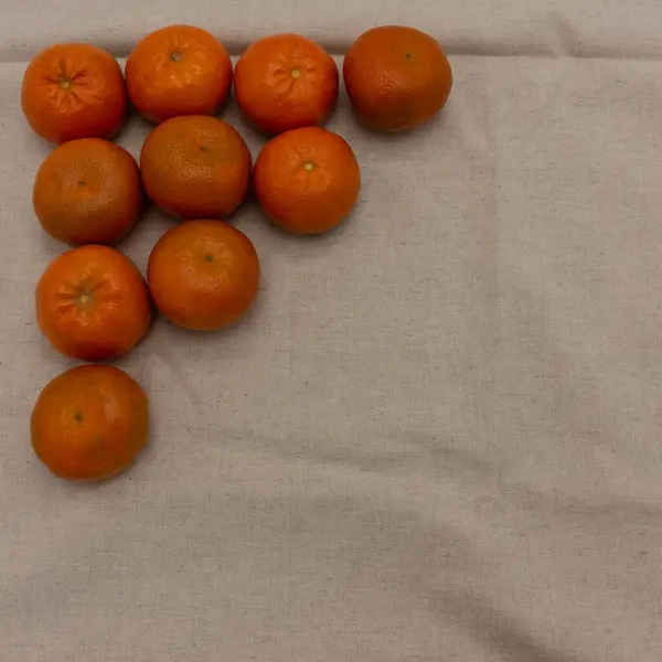 Ripe Tangerines Lie Beige Napkin Fruits Laid Out Triangle Shape — Stock Photo, Image