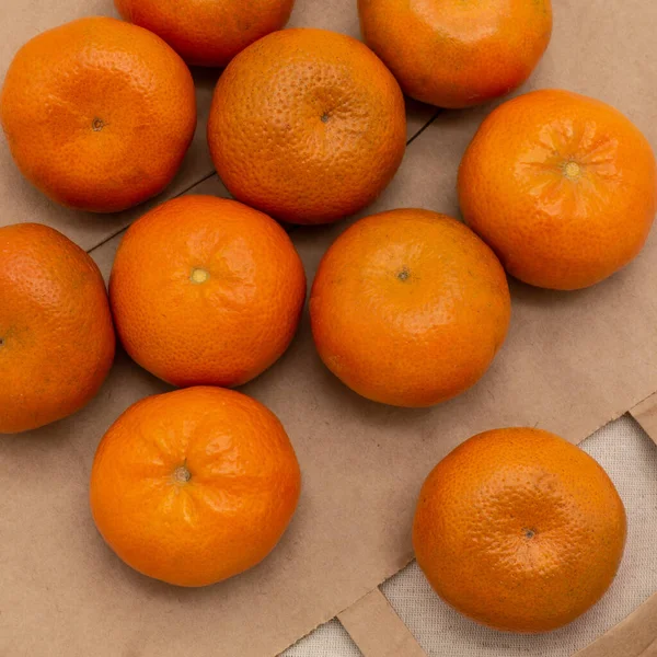 Mandarines Mûres Gros Plan Plusieurs Fruits Reposent Sur Sac Une — Photo