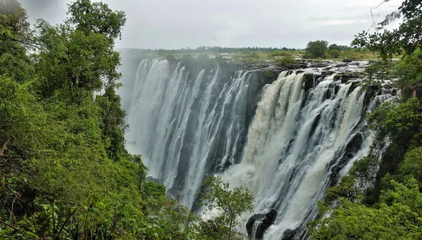 Die Mächtigen Ströme Der Victoria Falls Stürzen Den Abgrund Der — Stockfoto
