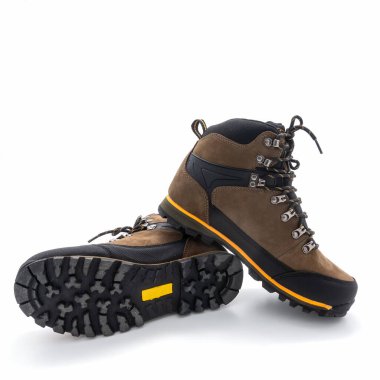 Erkek yürüyüş botları kahverengiydi. Nubuck ve vinilden yapılmış. Bağcıklar için metal parçalar. Sarı bitiş. Çürük taban. Beyaz arkaplan üzerinde izole edilmiş.