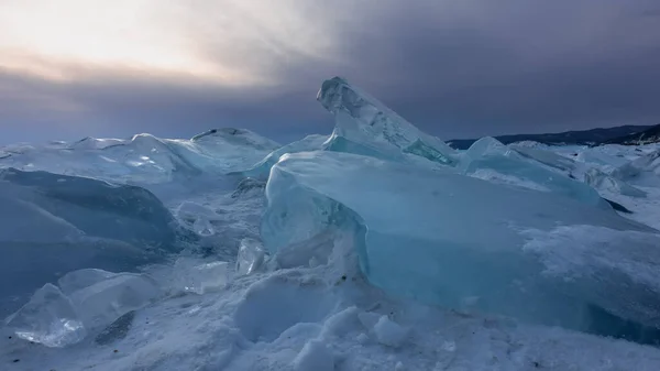 Turquoise Shiny Ice Hummocks Frozen Lake Background Evening Sky Large — Stock Photo, Image