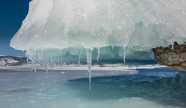 Podnóże Skały Zamarzniętym Jeziorze Pokryte Jest Grubą Warstwą Lodu Lód — Zdjęcie stockowe