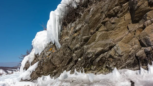 Dağın Kayalık Yamacında Kuru Çimenler Lichenler Var Kar Erimeye Başladı — Stok fotoğraf