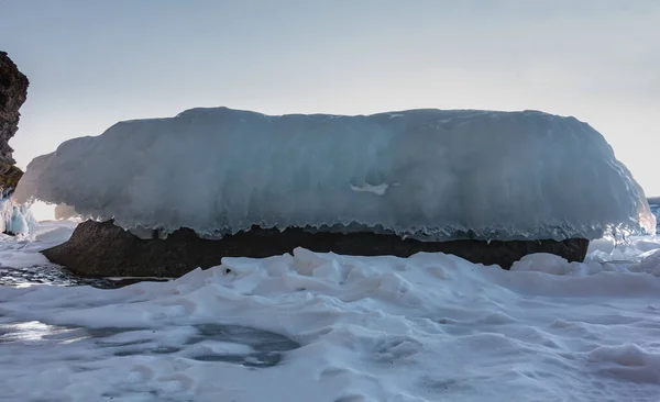 Zamrzlém Zasněženém Jezeře Plochý Balvan Pokrytý Sněhem Ledem Jako Ubrus — Stock fotografie