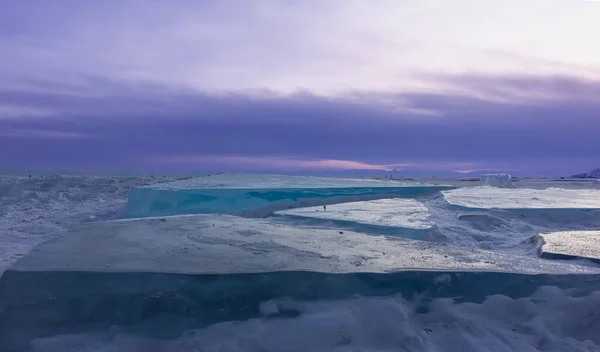 Duże Płaskie Humaki Lodowe Leżą Powierzchni Zamarzniętego Jeziora Turkusowy Lód — Zdjęcie stockowe
