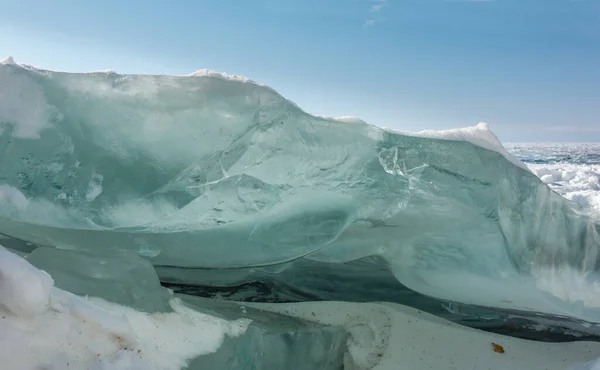 厚重的绿松石浮冰 在晶片上可以看到冰的质感 蓝蓝的天空 结冰的白雪的湖水 贝加尔湖 — 图库照片