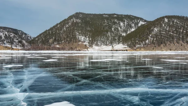 Pürüzsüz Turkuaz Donmuş Gölde Derin Çatlaklar Kar Parçaları Görülebilir Kıyıda — Stok fotoğraf