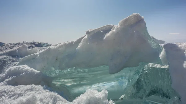 Große Transparente Türkisfarbene Eisbuckelmatte Auf Einem Zugefrorenen See Die Eisscholle — Stockfoto